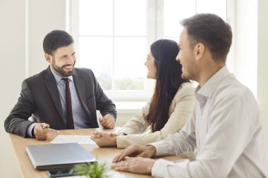 Mutlu proje yöneticileri için ofis sohbeti, beyin fırtınası, işbirliği, masa başında takım çalışması, başarılı ortaklık, gülümseme, gülme, anlaşma sağlama, başarılı müşteriler kurumsal yönetim