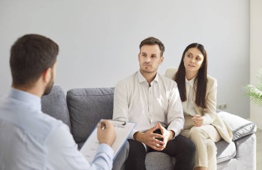 Çift aile terapisi seansına katılıyor, destek ve yardım için bir psikolog doktora danışıyor. Açık sohbete girişmek, güvenli ve destekleyici bir ortamda sorunları çözmek.