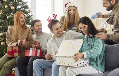 Arkadaşlar yeni yılın ya da Noel 'in tadını çıkarıyorlar, hediye kutularını değiş tokuş ediyorlar ve birlikte tatil heyecanı paylaşıyorlar. Neşe ve kahkaha dolu neşeli bir atmosfer..