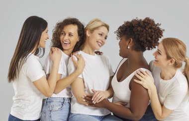 Mutlu gülüşler, etnik çeşitlilikte arkadaş canlısı genç başarılı kadınların portresi. Bahar tatili, 8 Mart, bekarlığa veda partisi, çekici kızlar, kadın sağlığı, güzellik sırları. 