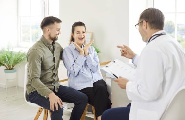 Mutlu bir çift olarak gülümseyen karı-koca, muayenehanede hamilelikle ilgili olumlu haberler keşfediyor. Doktor terapist ya da jinekolog, yakında ebeveyn olacak genç bir aileye danışmanlık yapıyor..