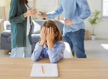 Üzgün çocuk, ebeveynler evde kavga ederken ve tartışırken, boşanmaya yol açabilecek kavga ve çatışmalarla yüzleşirken, duygusal zorluklarla dolu gergin bir ortam yaratıyor..