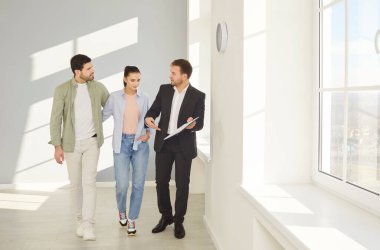 Emlakçının müşterilere, genç aile çiftlerine yeni emlak reklamları yapması, satın almaya, kiralamaya yardım etmesi, piyasada danışmanlık yapması, fiyat, ipotek, potansiyel alıcılara açık ev göstermesi.