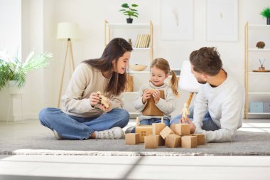 Kızları olan pozitif aile evde vakit geçirmeyi, tahta küplerle oynamayı, yerde oturmayı seviyor. Hafta sonunu birlikte geçiriyoruz, eğlence, aşk ve kaliteli bağlanma anlarıyla dolu..
