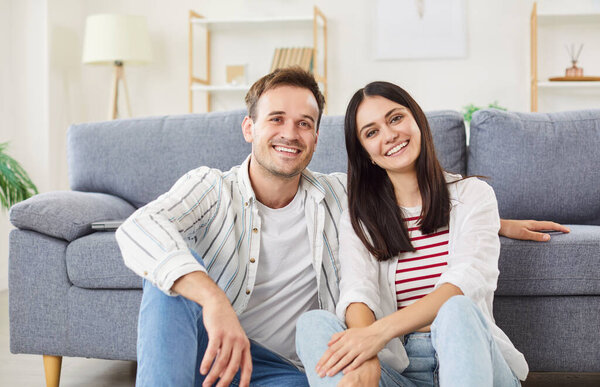 Улыбающаяся семья здоровых отношений, сидящая рядом дома, супружеская пара после покупки дома, счастливый ипотечный договор, арендаторы квартир, владельцы квартир, услуга переселения жильцов