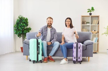 Yaz tatiline hazır aile fertleri birlikte mutlu bavullar hazırlıyor, seyahat ve dinlenme için hazırlanıyor, keyif veya deniz rahatlığı hayali kuruyor, tatil gezisine çıkıyor, yaz yolculuğuna çıkıyor.