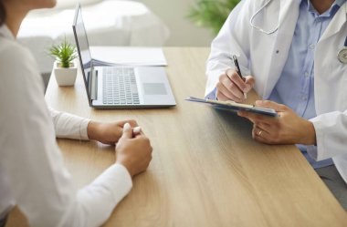 Doktor hastaların şikayetlerini yazıyor, yakınıyor, muayenehaneyi ziyaret ediyor, tıbbi danışmanlık yapıyor, sağlık kontrolü, tedavi, konsültasyon notu, sağlık sigortası 