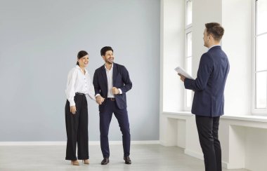 Emlakçı ve mutlu müstakbel alıcılar profesyonel erkek emlakçıları seçiyor, ziyaret ediyor, denetliyor, emlak satışında danışmanlık yapıyor, müşteriler için ipotek yönetiyor, çiftler için ev yönetiyor. 