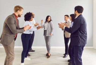 Ofis dostu çeşitli çalışanlar mutlu kadın terfiyi kutluyor. Kutlama, başarı, maaş, finansal ikramiye, yeni aday, iş zaferiyle heyecanlanan çalışan grubu.