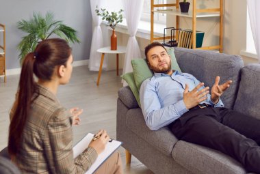 Yetişkin bir erkek hasta terapi seansında psikologla konuşuyor. Genç adam kanepede uzanıyor, kadın terapistle düşüncelerini paylaşıyor, şüphelerini dile getiriyor, tavsiye istiyor. Psikoterapi kavramı