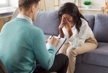 Psikoterapist terapi seanslarında ağlayan ve üzgün olan hastaları destekler, kötü duygularla etkili bir şekilde başa çıkmak için ilgili bir ortamda psikoloji ve zihinsel sağlık sorunlarını ele alır..