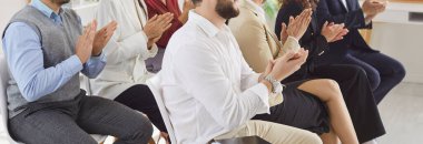 Ofis kalabalığı coşkusu, çalışanlar iş başarısı, harika iş sonuçları, iş tanıtımı, modern ofiste iş adamlarının buluşması, şirket takım oluşturma toplantılarını alkışlıyor.