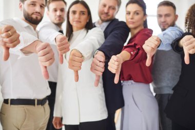 Tatminsiz, kızgın, mutsuz, mutsuz, genç bir takım. Müşteri grubu ürün ya da hizmet hakkında olumsuz geri bildirim yapıyor. Müşteriler el hareketinden hoşlanmadıklarını, nefret ettiklerini ya da onaylamadıklarını gösteriyor.