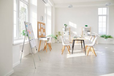 Boş beyaz modern ofis alanı masa, sandalye, tahta, konferans tahtası şirket toplantısı için hazır, iş yerinde brifing, sunum ya da kira eğitimi için hazırlanmış kimse yok.