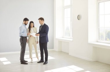 Yeni bir ev ya da mülkü ziyaret ederken emlakçı ya da temsilciye danışmanlık yapan evli aile bireyleri, satın alma kararları ve emlak yatırımlarının potansiyeline odaklanıyorlar..