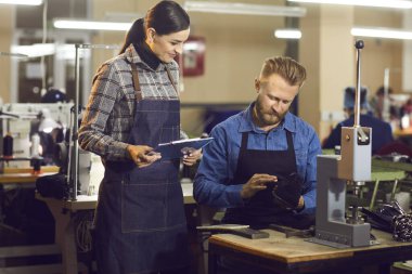 İki yetenekli ayakkabı fabrikası işçisi yeni ayakkabı dikişlerini ve dikişlerini kontrol ediyor. Atölye müdürü, işçiyle dikiş işlemi değişikliklerini tartışıyor. Üretim endüstrisi ve ekipman konsepti