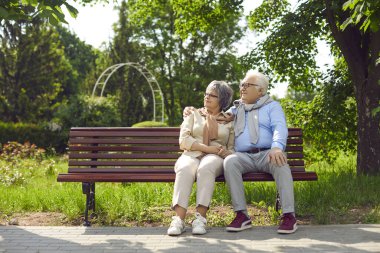 Mutlu yaşlı çiftler parkta bankta otururlar. Olgun geleceğe bakarlar. Birlikte hayal kurarlar. Gülümseyen olgun erkek ve kadın eşler hafta sonları dışarıda dinlenir. Eski yaşam mutluluğu.