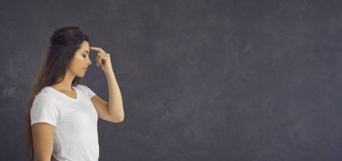 Siyah arka planda izole edilmiş düşünceli genç beyaz kadın hakkında dar bir bakış açısı iyi bir satış ya da indirim düşünün. Düşünceli kız karar verir. Boşluğu kopyala, reklam kavramı.