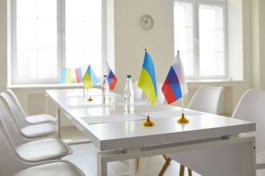 Bombalamanın durdurulması, soykırımın durdurulması, asker çekilmesinin durdurulması, savaşın sona erdirilmesi, barışın yeniden tesis edilmesi, Kırım ve Donbass çatışmalarının çözülmesi konulu müzakerelerde Ukrayna ve Rusya 'nın bayraklarıyla masaya oturan boş sandalyeler