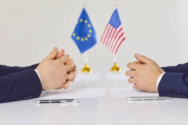 Avrupa Birliği ve Amerika arasındaki ilişki. ABD 'li ve AB' li diplomatlar sözleşme ve iş yönetmelikleri konusunda görüşmede karşılıklı oturuyorlar. Masadaki temsilcilerin ellerini kapat.