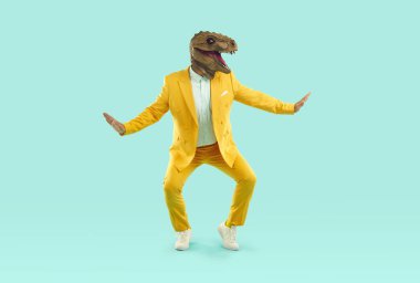 Sarı takım elbiseli komik şovmen ve turkuaz arka planda dans eden lastik dinozor maskesi. Kollarını yana açıyor ve hafifçe çömeliyor. Reklam afişi, funky adamla pazarlama.