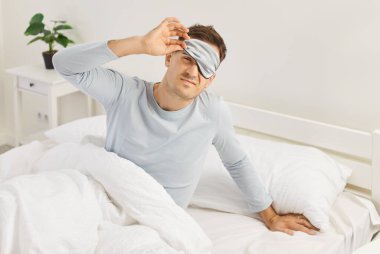 Hafta içi rutininden nefret eden ve yeterince uyuyamayan bir adam yatağa oturur, göz maskesi takar, uykusuz kötü ruh hali ifadesiyle kameraya bakar ve uyanmaya enerjisi yoktur.