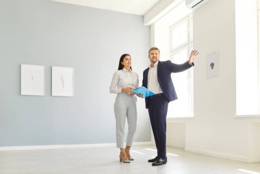 Pozitif emlakçı ya da emlakçı müşteriye satın almadan ya da kiralamadan önce yeni bir ev ya da ofis gösterir. Temsilci, emlak alımı için karar verme sürecinde müşteriye rehberlik eder.