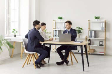 İş adamları modern ofis, istihdam, bankacı müşterilerine banka hizmetleri hakkında bilgi veren, tavsiye veren ve danışmanlık yapan, çözümle konuşan, liderlik koçluğu yapan iş adamları 