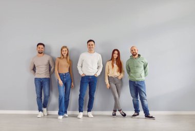 Kolayca poz veren mutlu gençlerin toplu portresi. Ortak amaçlara ulaşmak için takım olarak. Arkadaşlar bir araya geldi, sevgi, şefkat ve destek gösterdiler, iyi ilişkileri olan arkadaşlar.