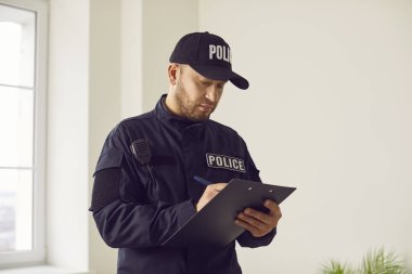 Polis ya da dedektif olay yerini inceliyor, muhtemelen hırsızlık ya da hırsızlık ve rapor yazıyor. Kolluk kuvvetleri soruşturmayı derinlemesine yürütmek ve yasaları uygulamak için.