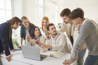 Başarılı genç kolej planlama ekibi, arkadaşlar birlikte beyin fırtınası yapıyorlar üniversitede, kütüphanede, ofiste çalışma projesi yapıyorlar dizüstü bilgisayar kullanarak, birlik olmayı öğrenerek, yeni raporlar yazarak.