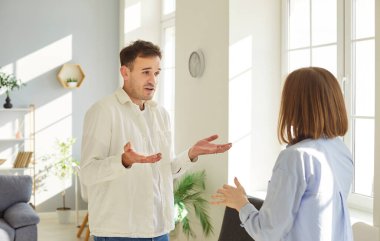 Hayal kırıklığına uğramış genç aile çifti pencerenin önünde dikilip birbirleriyle tartışıyorlar. Karı koca öfke ve hayal kırıklıklarını ifade ediyorlar, ilişki sorunları ve anlayış eksikliği ile mücadele ediyorlar..