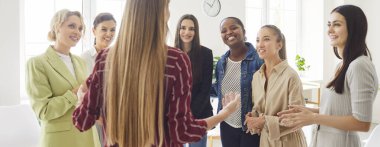 Bir grup kadın iş adamı ofiste iş projesini tartışıyor. İş antrenörü, takım lideri ya da koç şirket çalışanlarıyla toplantı sırasında geliştirme stratejisi hakkında konuşuyor. Pankart.