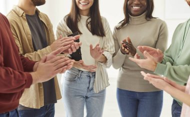 Bir ofis etkinliği ya da kurumsal toplantı sırasında çeşitli iş adamları alkışlıyor. Takım çalışması ve başarı, profesyonel bir çevredeki başarıları kutlamak, birlik ve motivasyon.