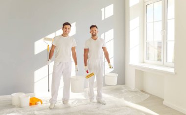 İki adamın takım çalışmasını çeken bir portre, bir evin tadilatı sırasında uzman ressamlar iş başında. İnşaat hünerleri duvarları değiştiriyor, dairenin güzelliğini ve evin özünü geliştiriyor..