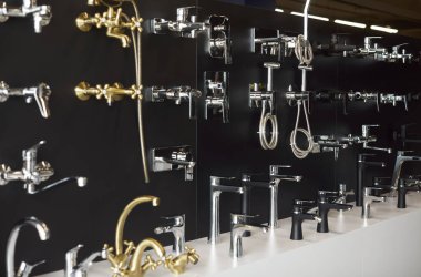 İnşaat piyasasında ya da inşaat atölyesinde modern su muslukları olan musluk ve musluk için musluk olan bir tesisat deposu. Tamir için nalbur ya da banyo malzemelerinin alışveriş merkezi.