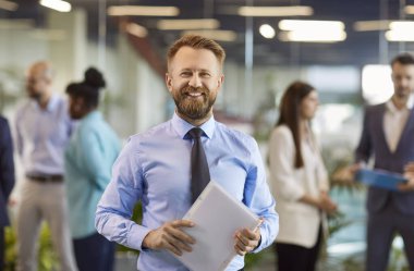 Olgun sakallı, mutlu bir patron çalışanı, resmi şirket yöneticisi kurumsal iş portresi için poz veriyor, kameraya özgüvenle bakıyor, gülümsüyor, şirket sahibi başarılı lider.