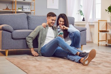 Aile çifti evde boş zamanlarını internet ve internet eğlencesi için konuşarak geçiriyorlar. Modern aile hayatı, teknoloji birlikteliği ve boş zamanı arttırır..