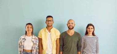 Neşeli, gülümseyen melez etnik gençlerden oluşan bir grup. Sıraya girip mavi stüdyonun arka planına bakan mutlu yüzlü gençlerden oluşan çeşitli bir ekip. Web sitesi afişi veya başlığı