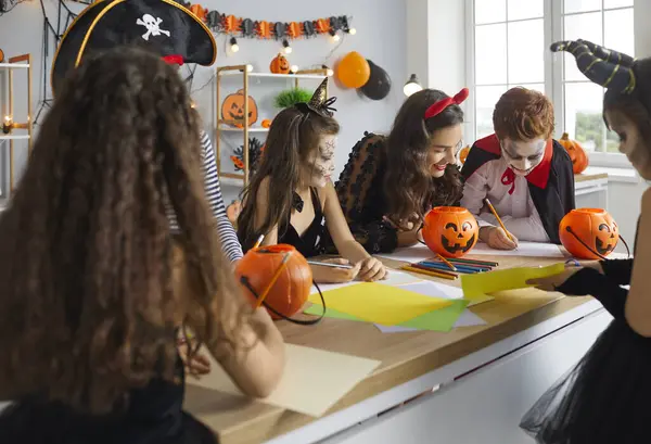 Sanat ve zanaat stüdyo başkanı çocuklarla resim çizmekten zevk alıyor. İngilizce öğretmeni ve korsanlar, cadılar ve vampirler gibi giyinmiş çocuklar eğlenceli cadılar bayramı gelenekleri, kültür dersleri alıyorlar.