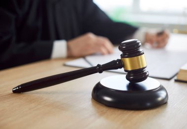 Gavel ahşap çekiç masayı kapatır, mahkeme kararlarını yargılar, suçlar, ilan eder, karar verir, karar verir, nihai karar, adaletin sembolü, hukuki mesele
