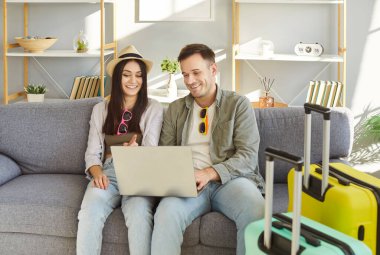 Uçak bileti, otel rezervasyon hizmeti online, yeni evli çiftler uçuş fiyatlarını karşılaştırın bavulları doldurulmuş turist seçimleri, yazlık plaj şapkası, turizm, seyahat, tatil, balayı planlama