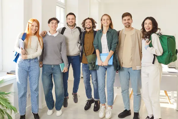 Gülümseyen lise öğrencileri ya da sınıf arkadaşları yaz tatilinden sonra tanışmaktan mutlu olurlar, iyi dostça ilişkiler kurarlar, sırt çantaları ve ders kitaplarıyla dururlar. Okul konseptine dönelim.