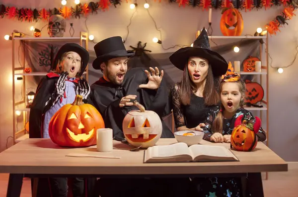 Cadılar Bayramı tatil büyüsü, büyülü büyü, ebeveynler, korkunç kostümlü balkabağı fenerli komik çocuklar parti gecesi etkinliği, ürkütücü canavar, korku kostümü görünümü, cazibe, büyü