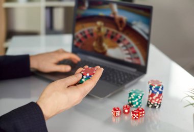 Çevrimiçi kumarhane, elinde çipler, bilgisayarlı erkek kumarbaz, Internet üzerinden kumarhane oyunları, verimli online kumar, sanal poker sitesi veya para, blackjack, video poker platformu