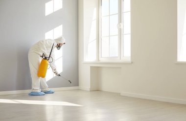 Böcek ilaçlama, koruyucu beyaz örtülü işçi pompa spreyi kimyasalları, profesyonel dezenfeksiyon hamamböcekleri için kontrol sinir bozucu tehlikeli istilalar, haşereler, böcekler, böcekler...