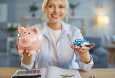 Piggy bank ve oyuncak araba, tasarruf etmeyi planlayan mutlu kadın, sonuç için motive olmuş, yeni otomobil almayı gözünde canlandır, hayal et, fiyatları karşılaştır, finansman seçeneklerini keşfet