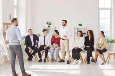 Ofis toplantısı, takım lideri koçluğu, akıl hocalığı, çeşitli insanlarla konuşmak şirket grup toplantısında stratejiyi açıklamak, çalışanlar patronu dinlemek, brifingde yeni stajyerleri eğitmek,