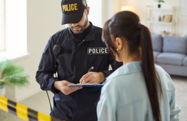 Genç bir polis memurunun portresi çitle çevrilmiş bir suç mahallinde görgü tanıklarıyla konuşuyor ve evdeki soygundan sonra bir kadın soyguncuyu sorguluyor. Soygun, emlak güvenliği kavramı.