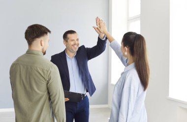 Genç bir çift emlakçıya ya da emlakçıya beşlik çakar. Mülkün alındığını ya da kiralandığını onaylar. Apartman satın alma sürecinde profesyonel bir ortamda anlaşma.